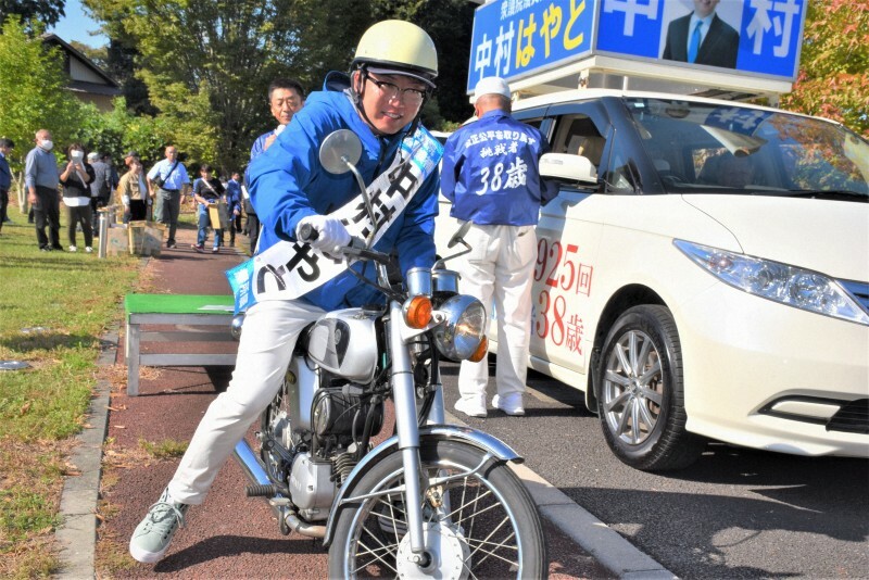 出発式後にバイクで街頭演説に向かう中村勇太氏。父の喜四郎氏をまねた＝茨城県古河市鴻巣で2024年10月19日午前9時44分、堀井泰孝撮影