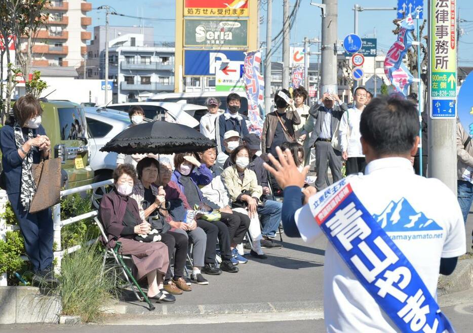 スーパー近くでの街頭演説に集まった立民候補の支持者ら=20日、土浦市内