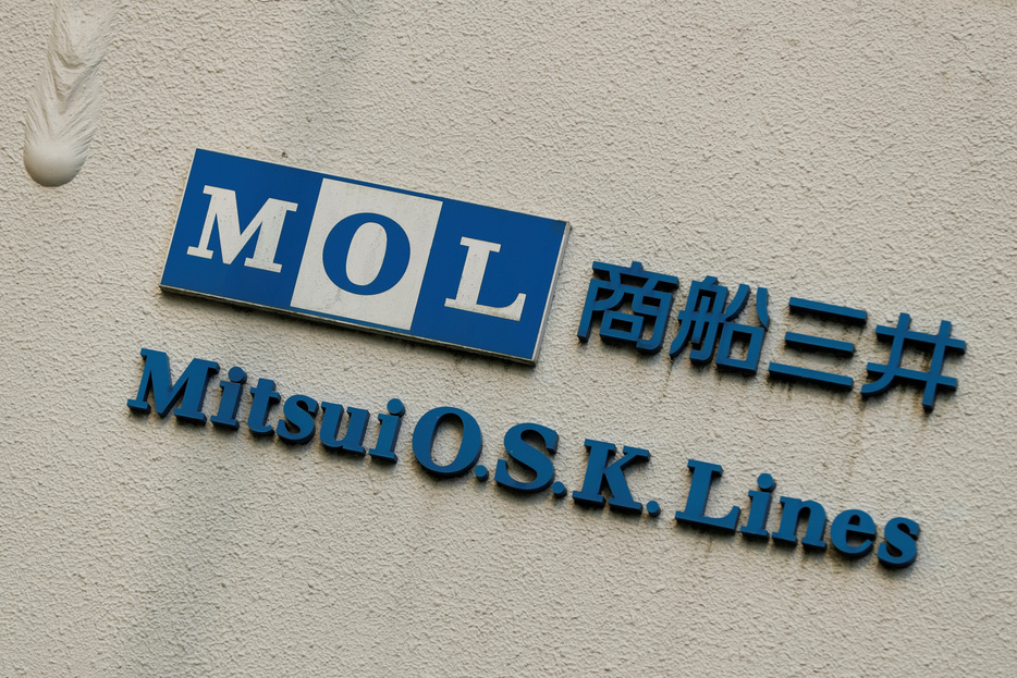 　１０月３１日、商船三井は、２０２５年３月期の純利益予想を３３５０億円から３５００億円（前期比３３．８％増）に上方修正した。写真は同社のロゴ。都内で２０２０年９月撮影（２０２４　ロイター／Kim Kyung-Hoon）