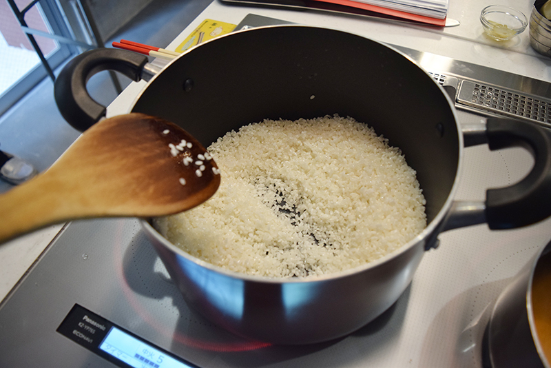 鍋に油をひき、ショウガの薄切りを入れて、香りが出るまで弱火で炒める。その後、1の米を入れて透き通るまで炒める