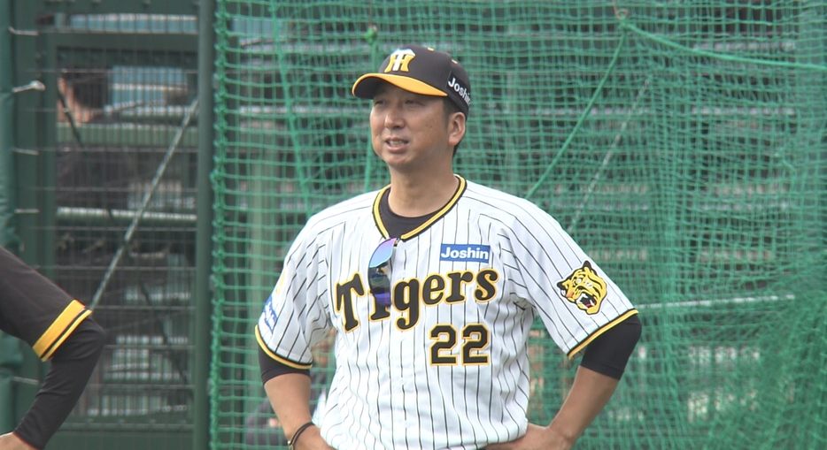 ユニホーム姿を披露した藤川球児新監督