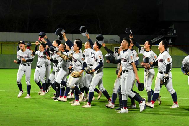 浦和実―つくば秀英　準決勝進出を決め、喜ぶ浦和実の選手たち=2024年10月28日午後6時12分、保土ケ谷、恒川隼撮影