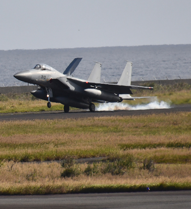 奄美空港の滑走路に接地する航空自衛隊のF15戦闘機（27日午後3時15分頃、奄美市笠利町）