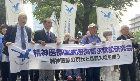 判決を前に東京地裁に入っていく原告の伊藤時男さん（手前左から2人目）と支援者ら（2024年10月1日、弁護士ドットコムニュース撮影）