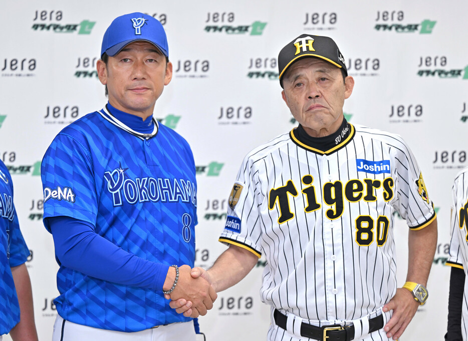 プロ野球クライマックスシリーズ（ＣＳ）は１２日、セ、パ両リーグのファーストステージ（３試合制）が開幕する。写真は、握手する阪神の岡田監督（右）とＤｅＮＡの三浦監督＝１１日、甲子園