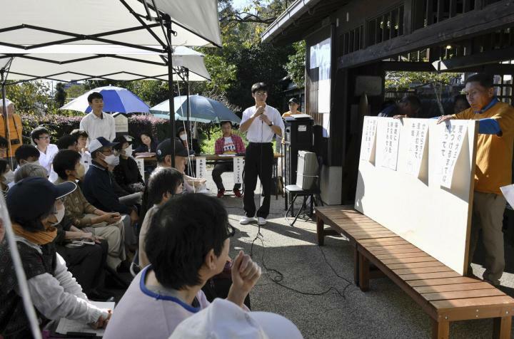 自分が選んだ句について意見を述べる高校生＝13日午後、松山市御幸1丁目