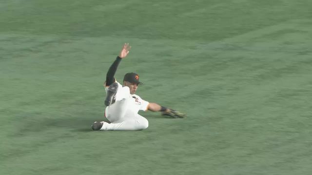 好守をみせた巨人のオコエ瑠偉選手(画像:日テレジータス)