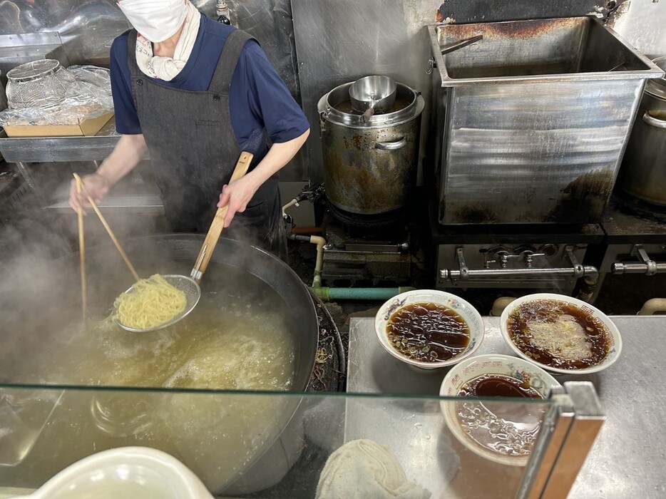 ▲ 本店の厨房の様子。とにかく手際が良い