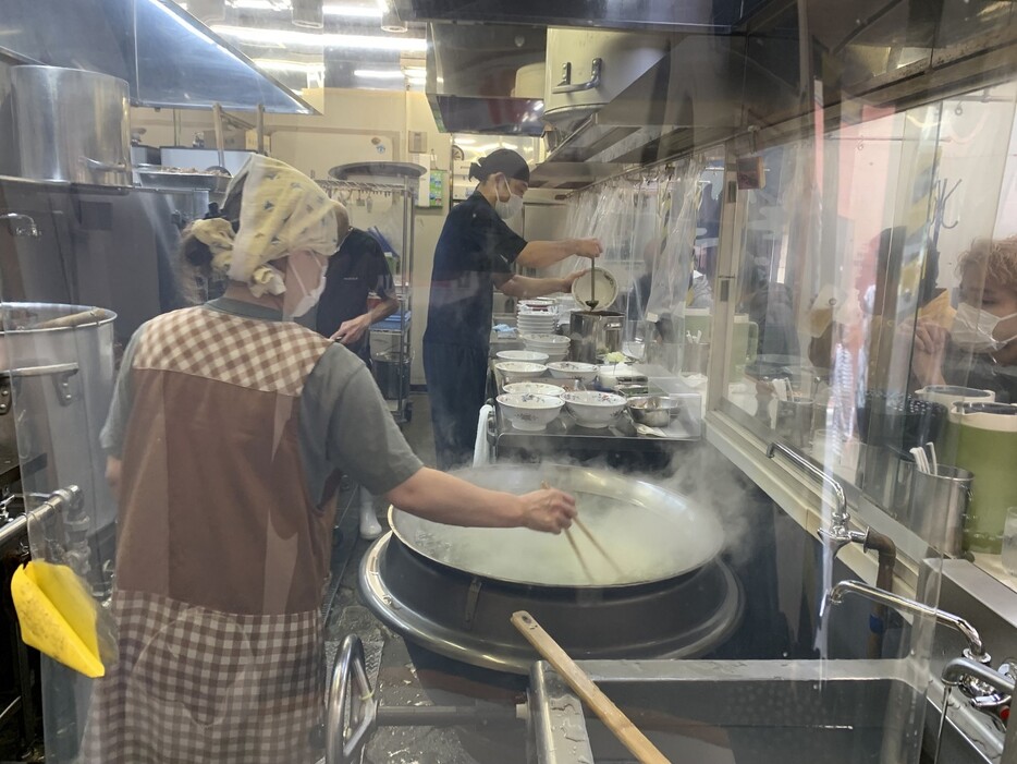 ▲ 「青島食堂」秋葉原店の厨房