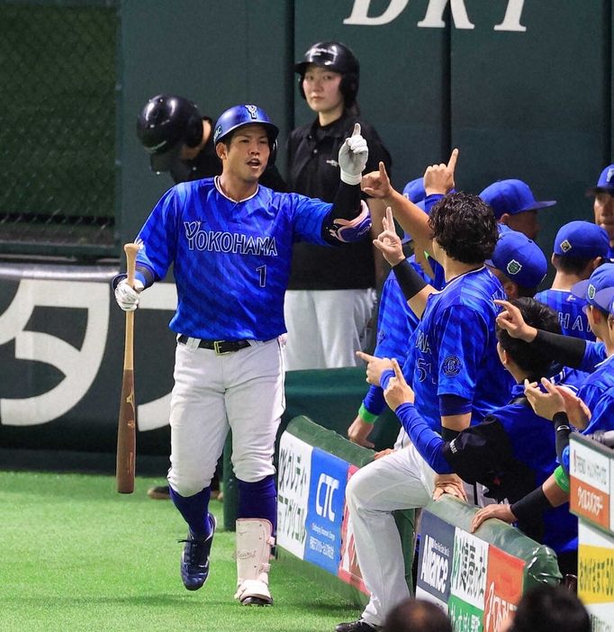 ＜ソ・D＞5回、勝ち越しソロの桑原はナインと喜び合う（撮影・西川祐介）