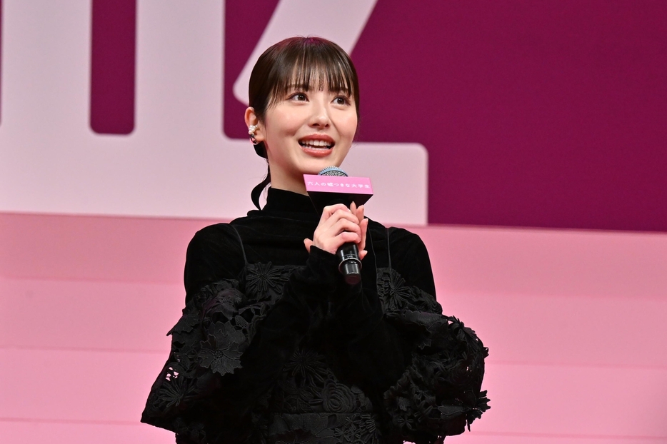 浜辺美波、撮影前にドッキリ？（撮影・蔦野裕）