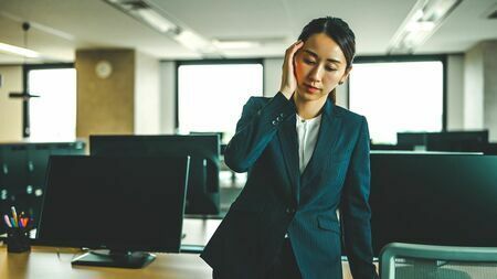 「女性管理職の数を増やさなければ」と問題意識を持つ企業が増える中、実際に管理職になった女性の中には苦しい思いを胸に抱く人もいます（写真: Graphs / PIXTA）