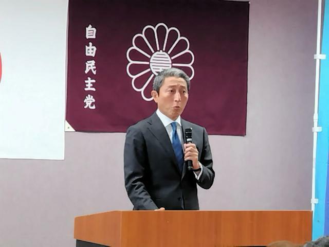 衆院選の立候補断念を表明し、涙で言葉を詰まらせる大家敏志氏=2024年10月11日午後3時45分、北九州市八幡東区中央２丁目、田中久稔撮影