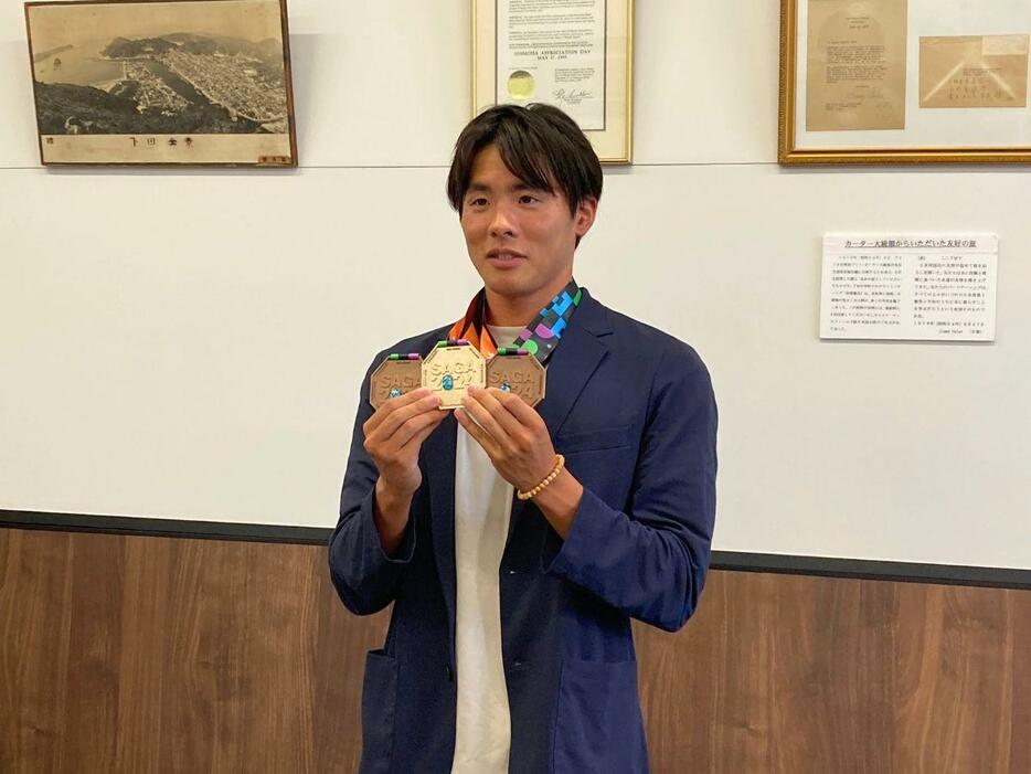 メダルを首にかける松本周也選手