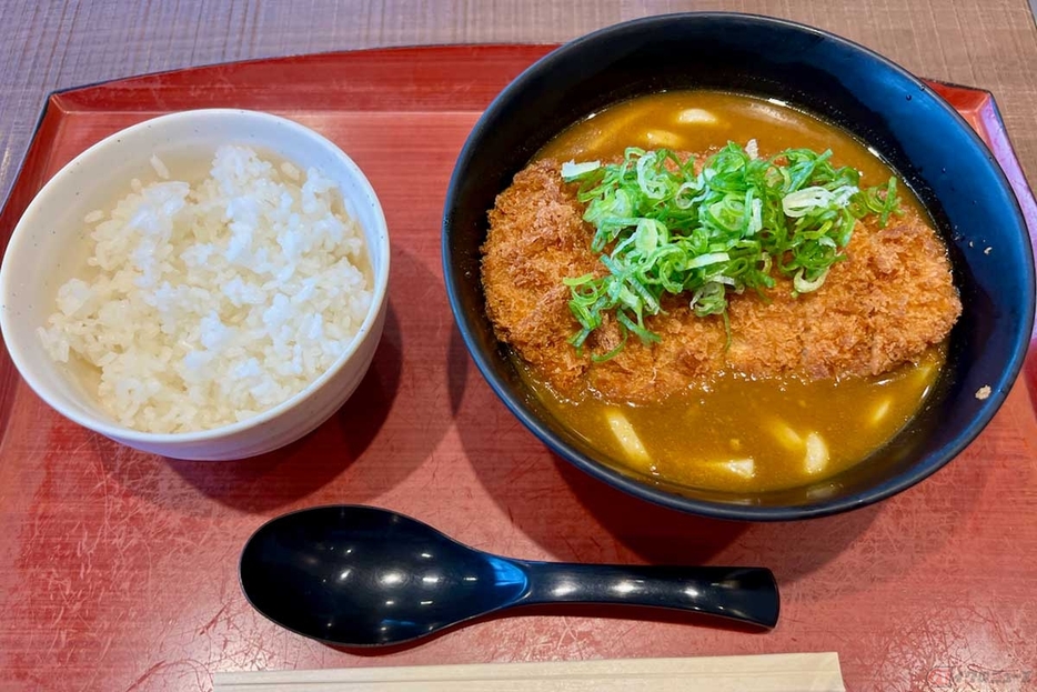 圏央道「厚木PA」（外回り）でいただいた「カツカレーうどん　追い飯付き」（1080円）は「夏のおすすめメニュー」に含まれていたが、熱々でボリュームもあり、秋冬でも美味しくいただけそう。しばらくは継続販売とのこと