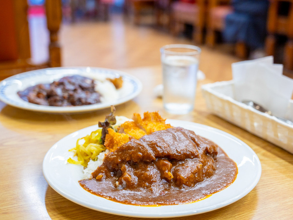 （手前）「カツカレー」1150円、（奥）「ハヤシライス」1150円