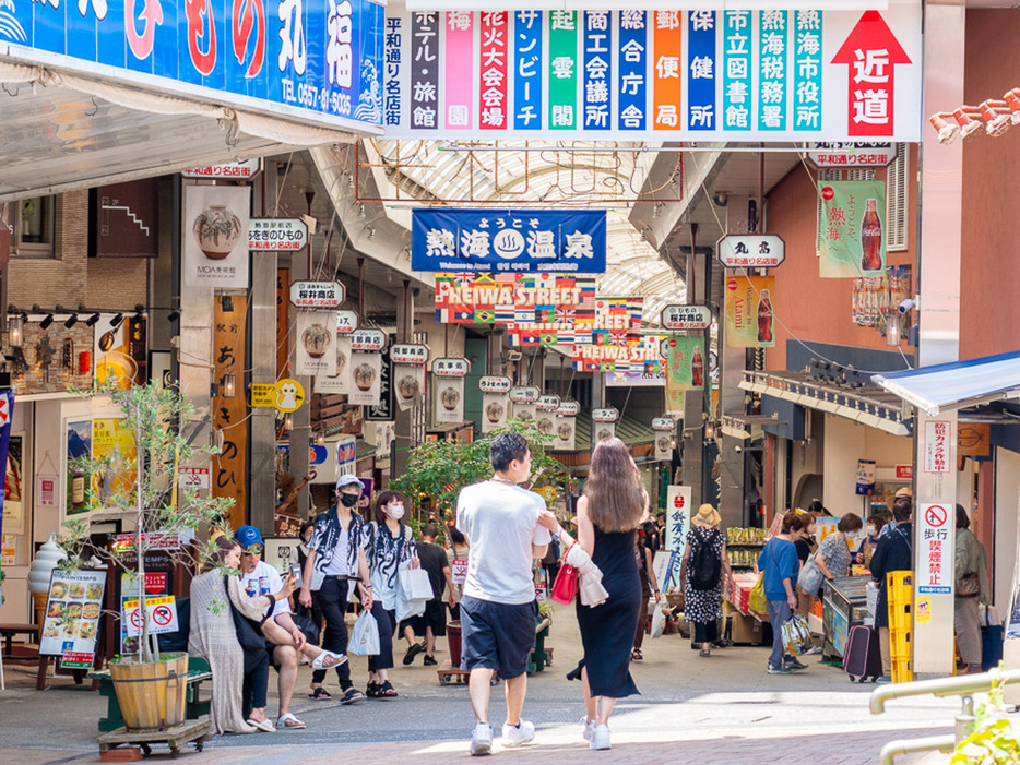 賑わう駅前のアーケード街