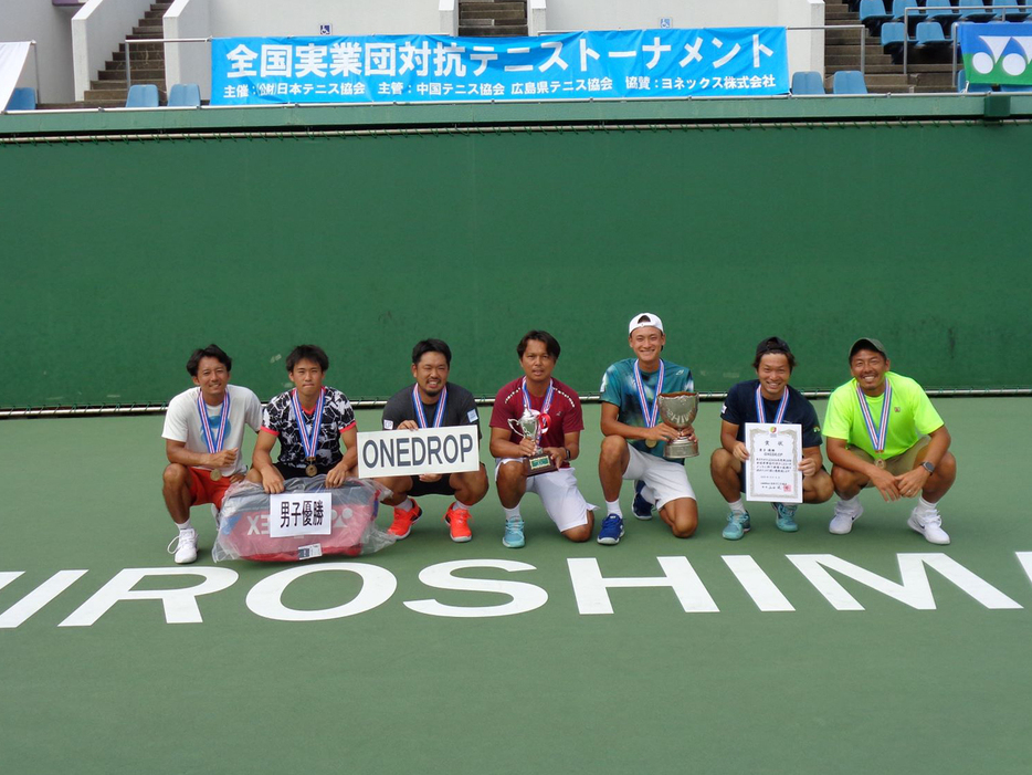 「第38回全国実業団対抗テニストーナメント」（広島・広域公園テニスコート）で優勝を飾ったONEDROP（写真提供◎JTA実業団委員会事務局）