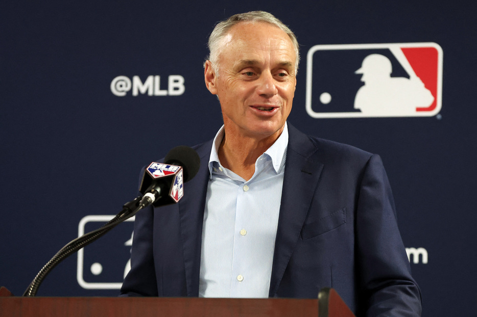 ＭＬＢのコミッショナー、ロブ・マンフレッド氏（写真）は２８日、来季の春季キャンプ及びオープン戦でストライクゾーンに関するチャレンジシステムの試験運用を開始することを明らかにした。米フロリダ州タンパで２月撮影（２０２４年　ロイター/USA TODAY Sports）