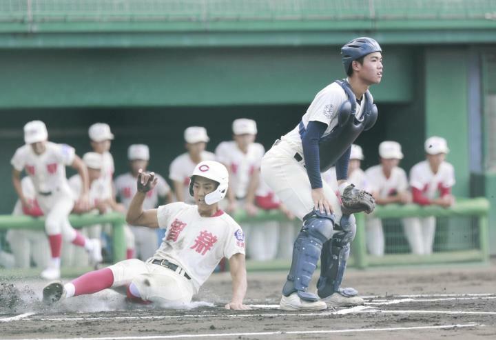 強化交流試合で対戦する今治西と智弁学園の選手＝今治球場