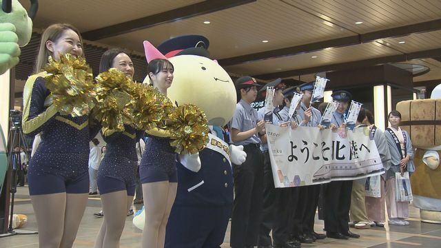 にぎやかに観光客を出迎え＝1日午前11時ごろ、福井駅の新幹線改札前