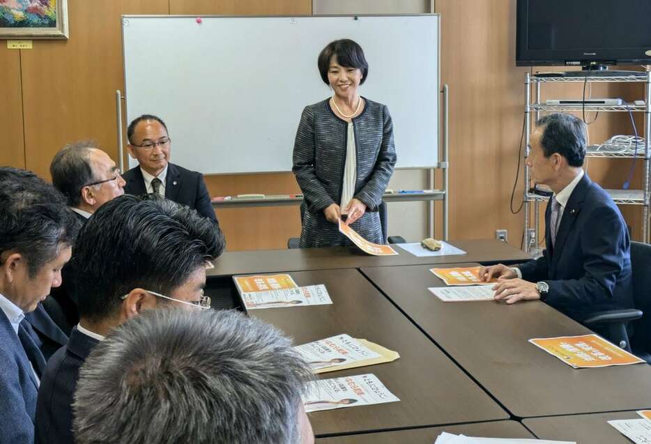 兵庫県議会最大会派・自民の一部県議と面会した前尼崎市長の稲村和美氏（右から2番目）＝28日午後、神戸市中央区