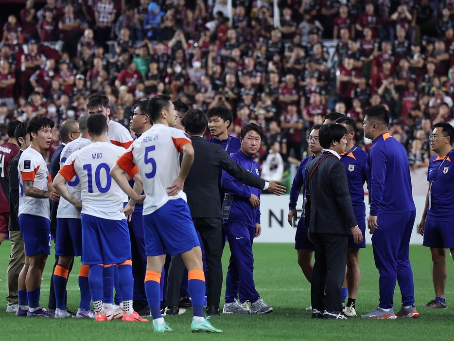 スタンドでも揉めるなど“カオス”な状況だった(Getty Images)