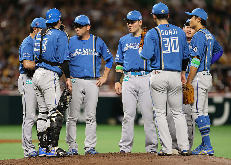 プロ野球ＣＳ。２回、ソフトバンクに先制点を許しマウンドに集まる日本ハムナイン＝１６日、みずほＰａｙＰａｙ