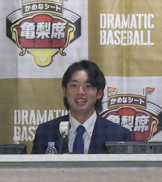 放送席のヤクルト・長岡秀樹＝東京ドーム（撮影・水島啓輔)