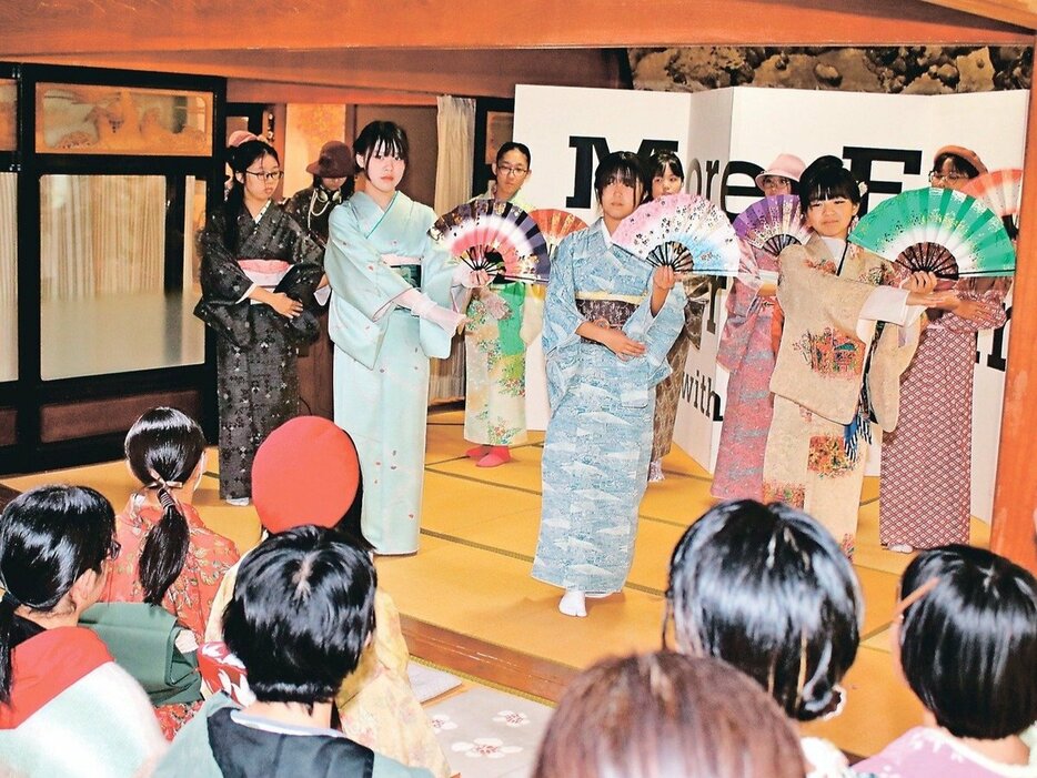 オープニングアクトで日本舞踊を披露する生徒たち