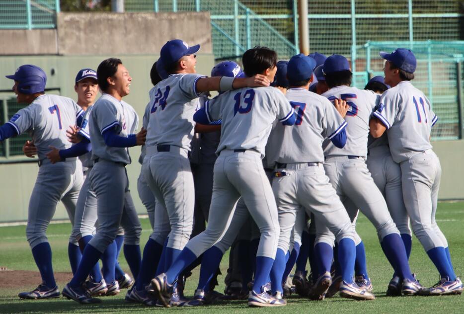 サヨナラ勝ちを喜ぶ関西国際大の選手たち