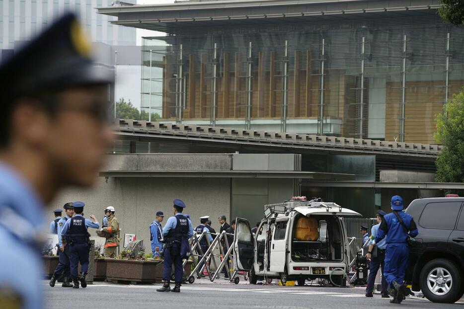 防護柵に車が突っ込み騒然とする首相官邸前＝19日午前7時15分