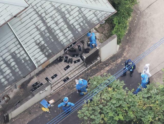 男性が死亡していた住宅の周囲では、神奈川県警の警察官らが現場を調べていた=2024年10月16日午後2時26分、横浜市青葉区、朝日新聞社ヘリから、嶋田達也撮影