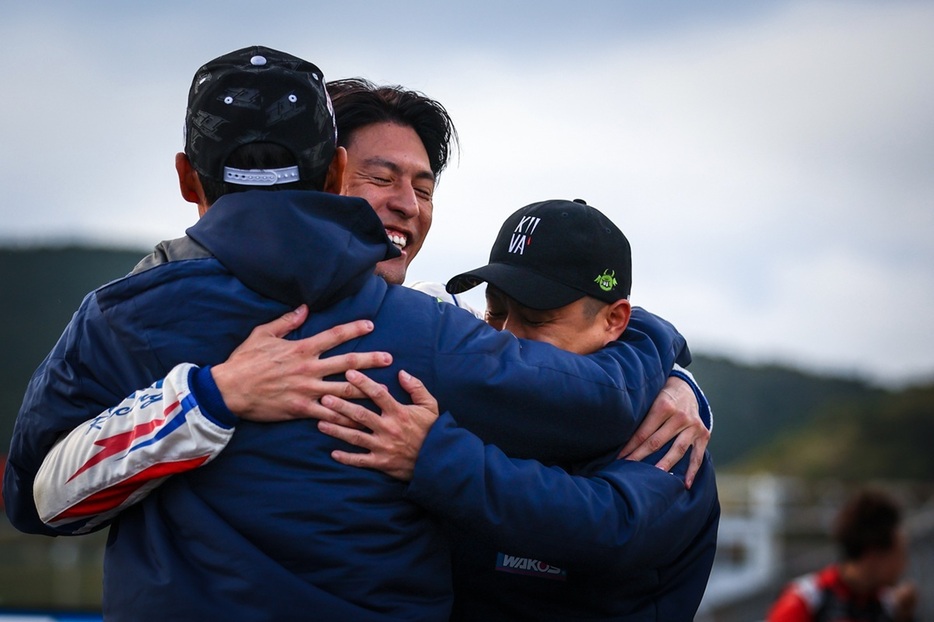 レースの約2/3を任され、見事な熱い走りでチームを優勝に導いた39号車TGR TEAM SARDの中山 雄一フィニッシュ後のワンシーン。