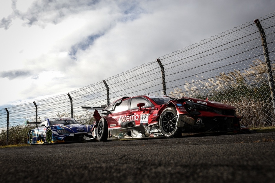 レースとはいかに酷なのか。速さはあったが道を塞がれクラッシュし、リタイアとなってしまったGT500の17号車Astemo CIVIC TYPE R-GTとマシントラブルでリタイアとなった19号車WedsSport ADVAN GR Supra。