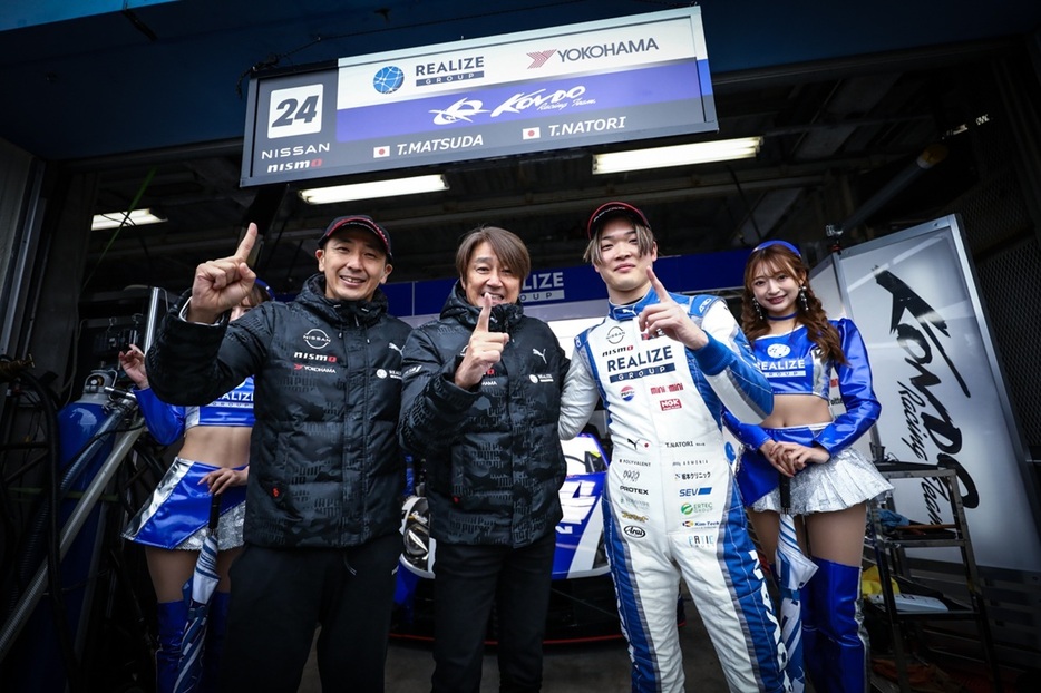 GT500予選で見事に名取選手の熱い走りでポールポジションを獲得したマッチこと近藤 真彦監督率いる24号車リアライズコーポレーション ADVAN Zの松田 次生選手と名取 鉄平選手。名取選手は予選終了後にポールポジション獲得を知って驚いたとの事。