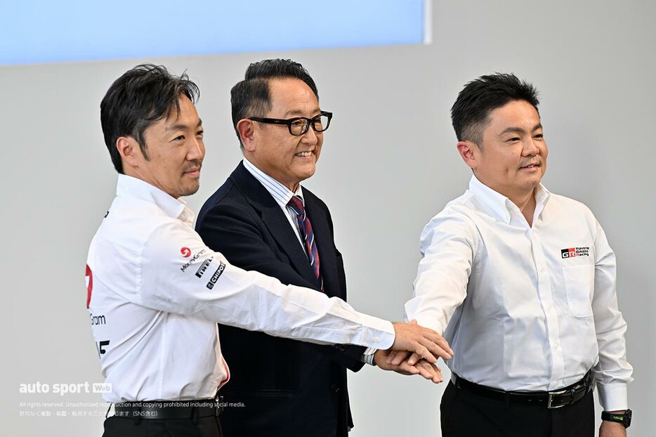 ハースF1とTOYOTA GAZOO Racingの業務提携発表に際し登壇したGRカンパニー高橋智也プレジデント、ハースF1小松礼雄代表、トヨタ自動車豊田章男会長