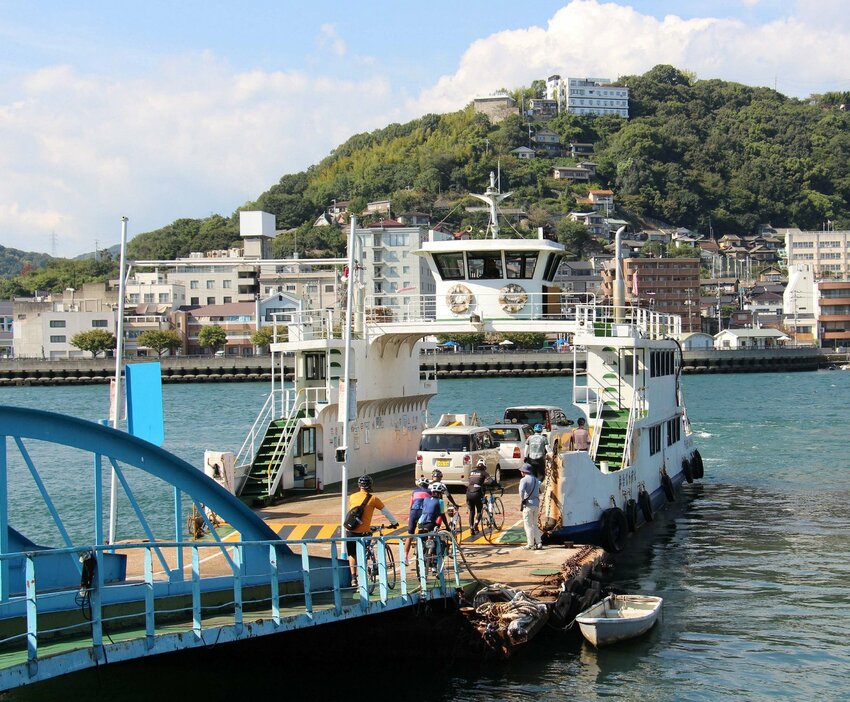 福本フェリーの向島側の乗り場。奥は尾道市街地