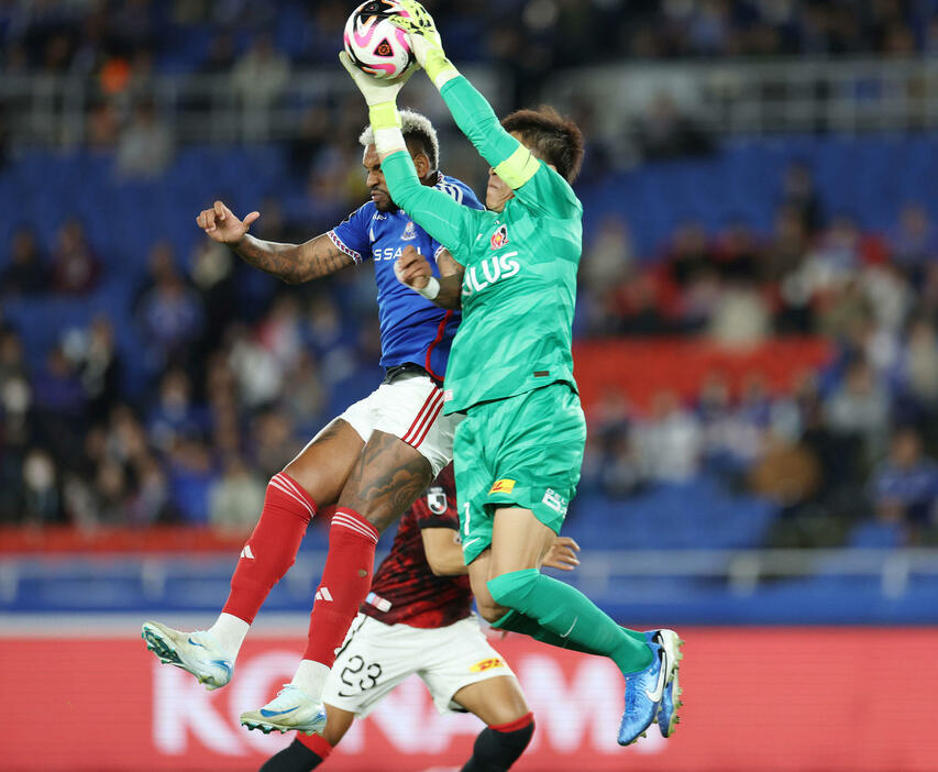 横浜対浦和　前半、横浜Aロペス（左）と競りながらキャッチする浦和GK西川（撮影・宮地輝）