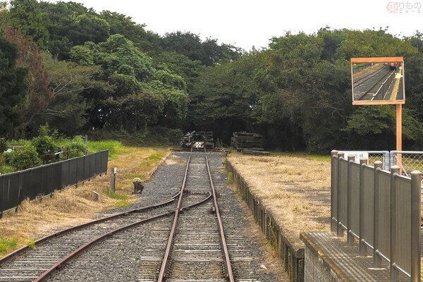 阿字ヶ浦駅へ停車中の車内から行き止まり部分を見る。車止め手前には右側へ分岐するポイントがあったもののすでに撤去済み。延伸時には背後の木々も含めて、車止め周辺は激変するだろう（2024年9月、吉永陽一撮影）。