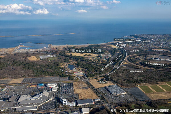 延伸計画の第二工区は国営ひたち海浜公園西口ゲートの目の前に「新駅2」を建設予定。道路を隔てて大型商業施設が控えている立地となる。空撮写真に加筆（2021年2月、吉永陽一撮影）。