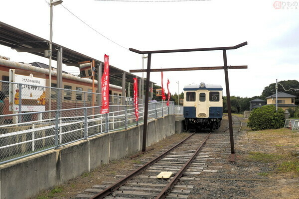 阿字ヶ浦駅は島式ホームだが右側のホームは使用停止となって久しく、廃車となったキハ222形が「ひたちなか開運鉄道神社」の御神体として“安置”されている。交換駅として復活の際、この御神体はどうなるのだろうか（2024年9月、吉永陽一撮影）。