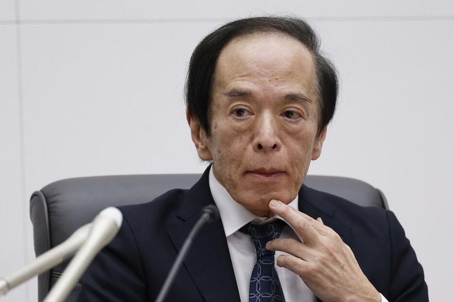 金融政策決定会合後、記者会見する日銀の植田総裁＝31日午後、日銀本店