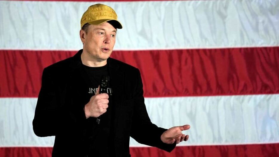 ペンシルベニア州フォルサムでの選挙集会で発言するイーロン・マスク氏