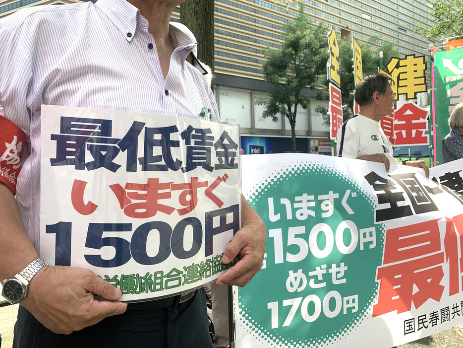 最低賃金引き上げを求める労働組合員ら＝７月１８日、東京都千代田区