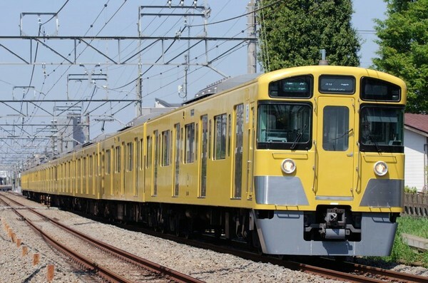 西武鉄道2000系。近江鉄道に譲渡された車両は2両編成（画像：写真AC）。