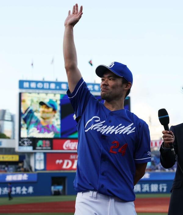 DeNA対中日　勝利した中日福谷はファンにあいさつする（2024年9月14日撮影）