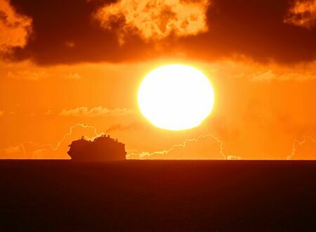 夕日に照らされた船がゆっくり煙を上げながら進む光景は幻想的で時間がゆっくり流れるようでした＝１７日、豊見城市瀬長（金城拓撮影）