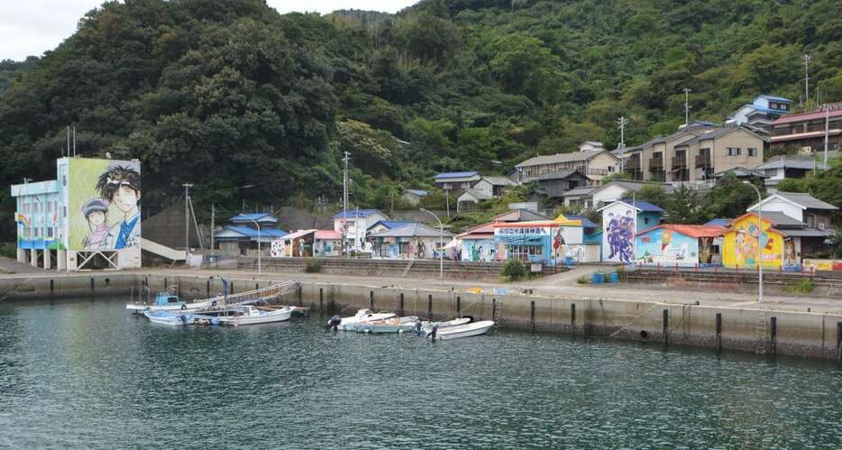 海沿いの家々に漫画のキャラクターが描かれている高井神島＝愛媛県上島町