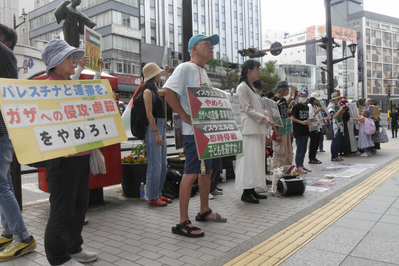 街頭でガザの停戦を訴える市民ら＝熊本市中央区で2024年10月6日午後2時21分、中村敦茂撮影